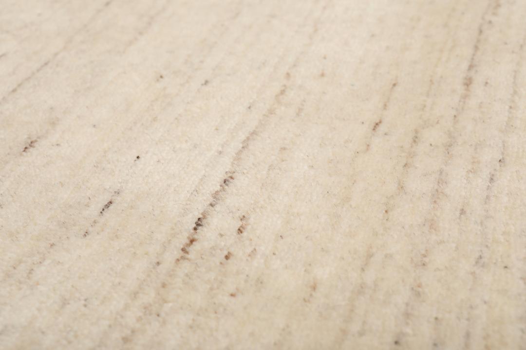 Vierkant beige tapijt met wollen pool en een eenvoudige rand