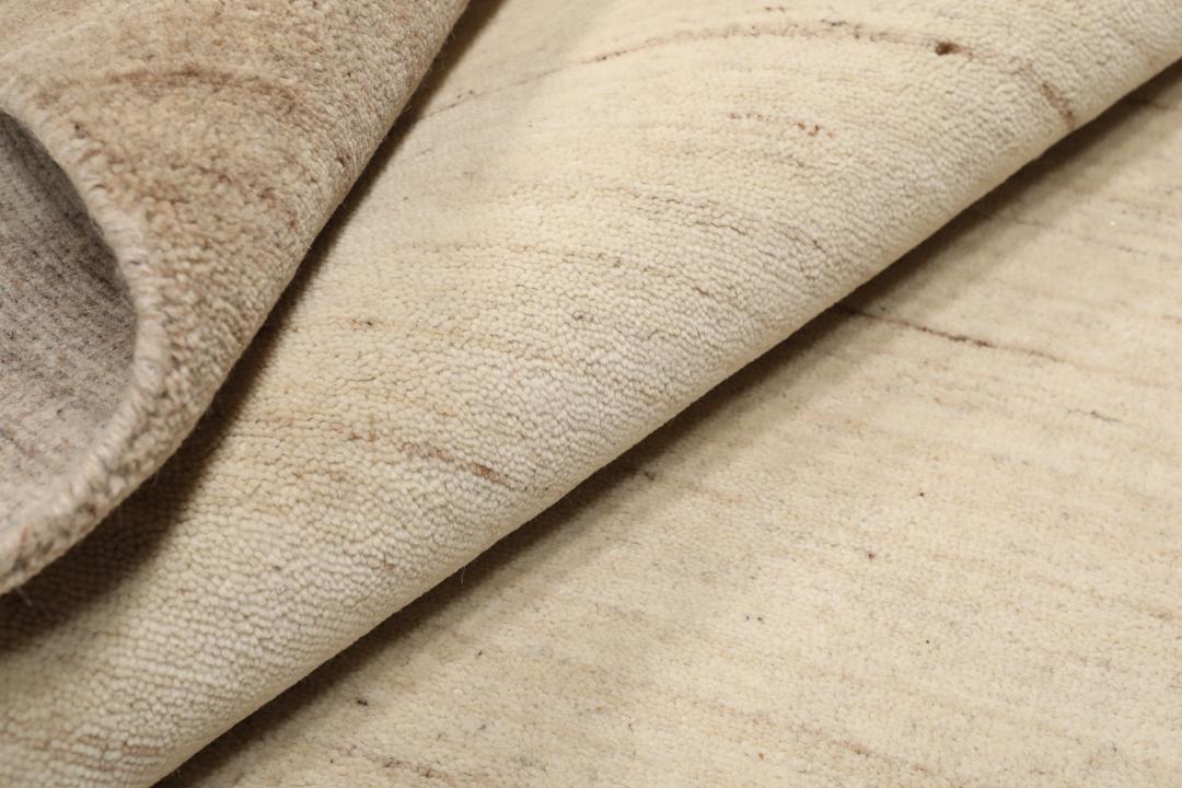 Vierkant beige tapijt met wollen pool en een eenvoudige rand