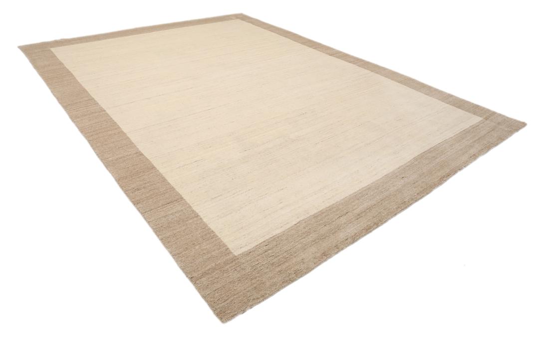 Et rektangulært tæppe i naturhvid og beige med et enkelt kantdesign.