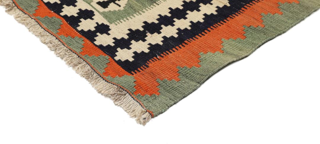 Un grand tapis Kilim vintage rectangulaire provenant du Moyen-Orient avec un motif géométrique multicolore