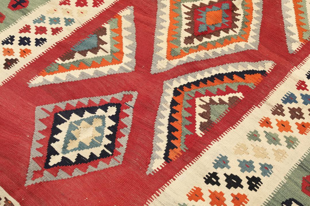 Un grand tapis Kilim vintage rectangulaire provenant du Moyen-Orient avec un motif géométrique multicolore
