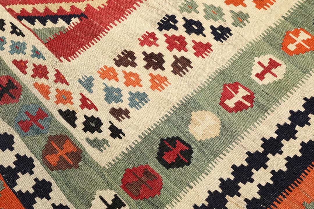 Un grand tapis Kilim vintage rectangulaire provenant du Moyen-Orient avec un motif géométrique multicolore