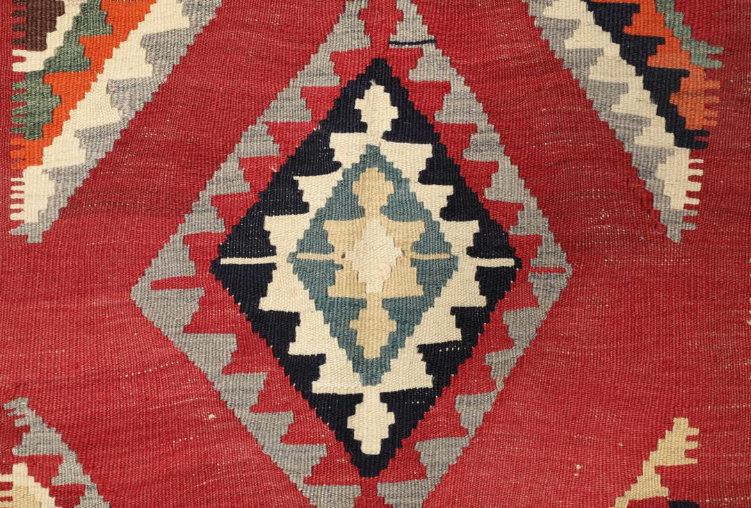 Un grand tapis Kilim vintage rectangulaire provenant du Moyen-Orient avec un motif géométrique multicolore