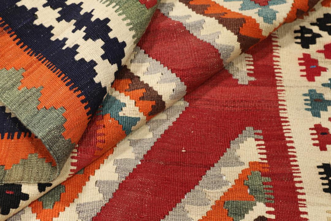 Un grand tapis Kilim vintage rectangulaire provenant du Moyen-Orient avec un motif géométrique multicolore
