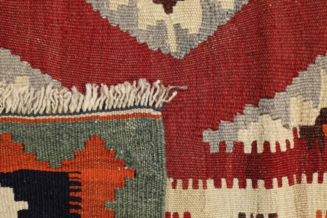 Un grand tapis Kilim vintage rectangulaire provenant du Moyen-Orient avec un motif géométrique multicolore