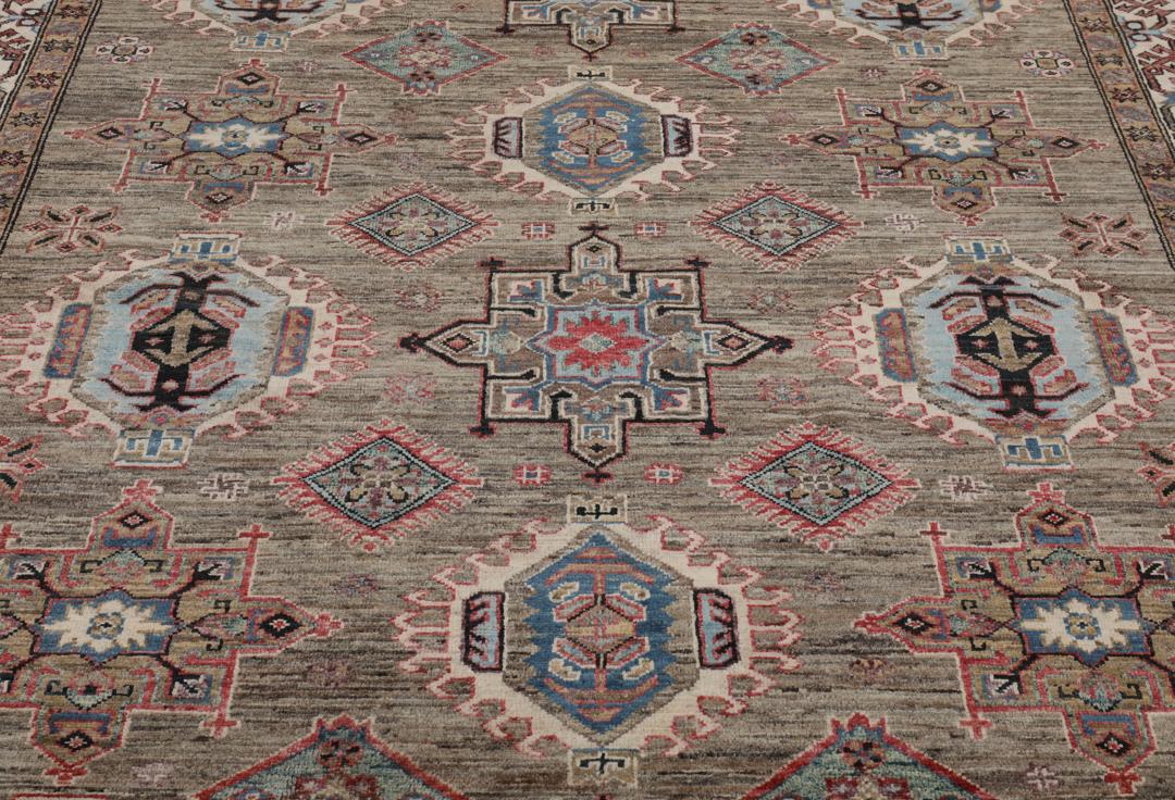 Met de hand geknoopt Kazak Ariana tapijt uit het Midden-Oosten met bruine tinten en geometrische motieven