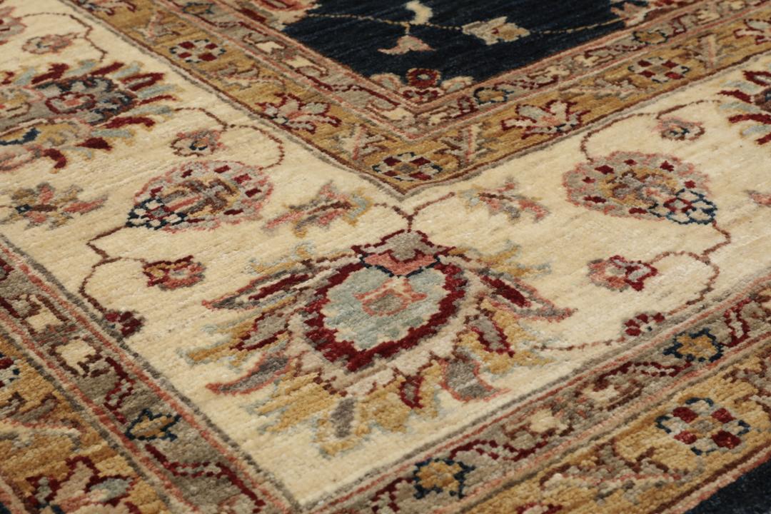 Un covor Ziegler Ariana înnodat manual din Afganistan cu un design floral albastru închis.