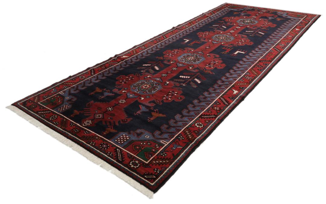 Een handgeknoopte Hamadan loper met een donkerblauw en rood geometrisch patroon.