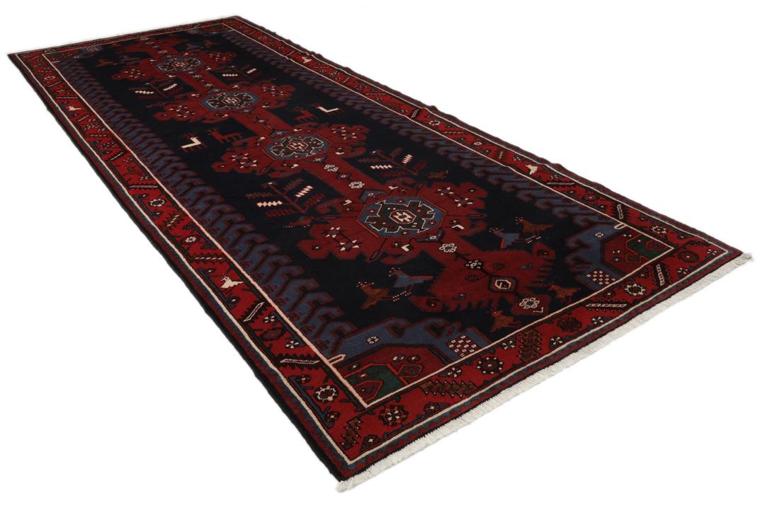 Een handgeknoopte Hamadan loper met een donkerblauw en rood geometrisch patroon.