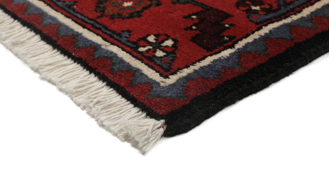 Een handgeknoopte Hamadan loper met een donkerblauw en rood geometrisch patroon.