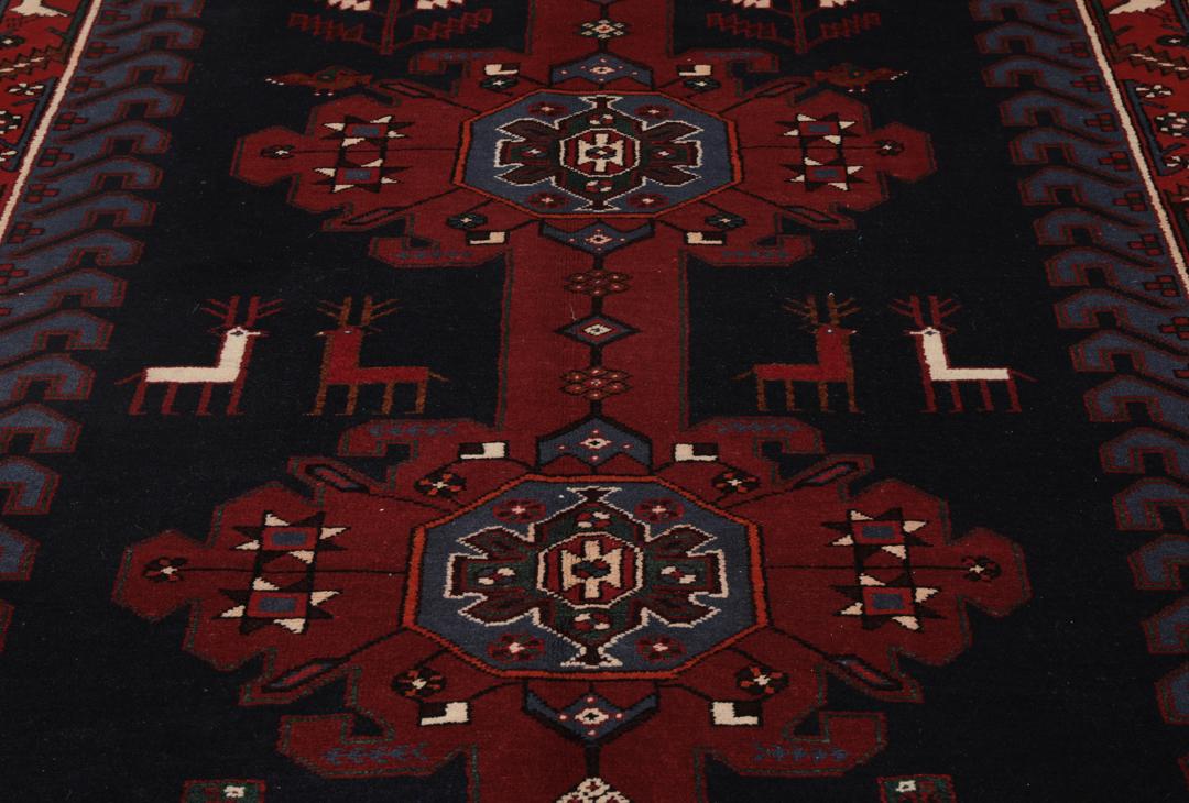 Een handgeknoopte Hamadan loper met een donkerblauw en rood geometrisch patroon.