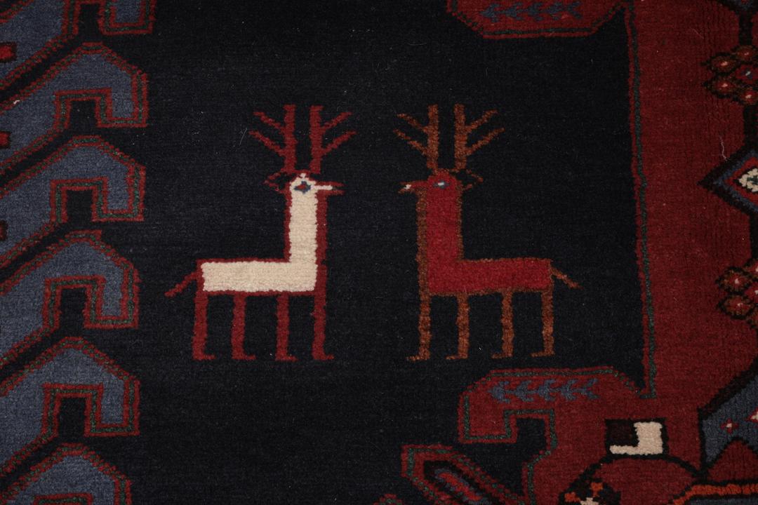 Een handgeknoopte Hamadan loper met een donkerblauw en rood geometrisch patroon.