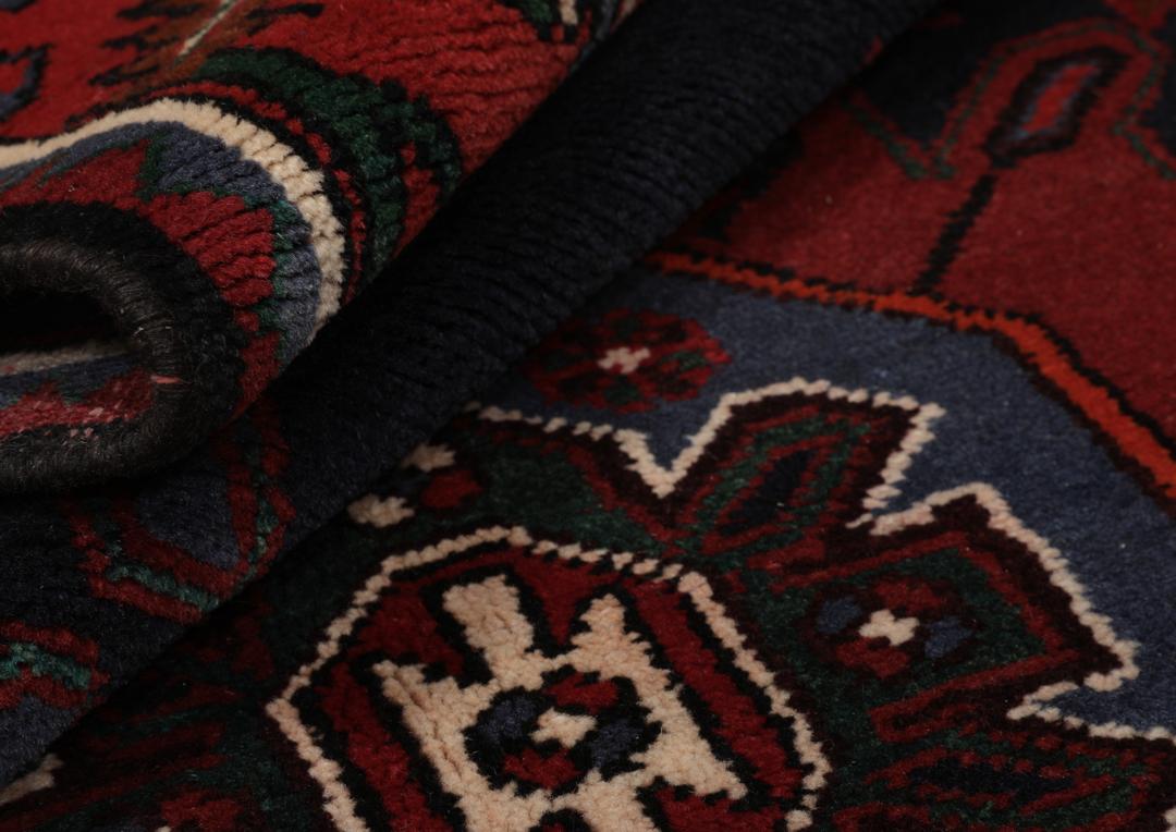 Een handgeknoopte Hamadan loper met een donkerblauw en rood geometrisch patroon.