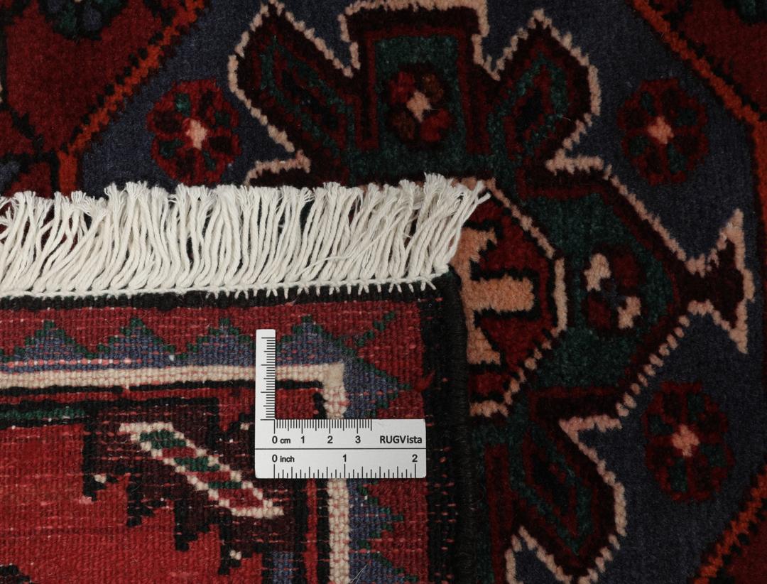 Een handgeknoopte Hamadan loper met een donkerblauw en rood geometrisch patroon.