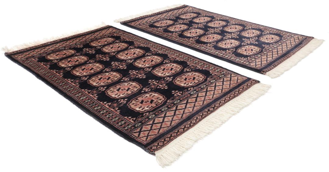 Handgeknoopt Pakistan Bokhara 2ply tapijt in donkerblauwe en rode tinten.