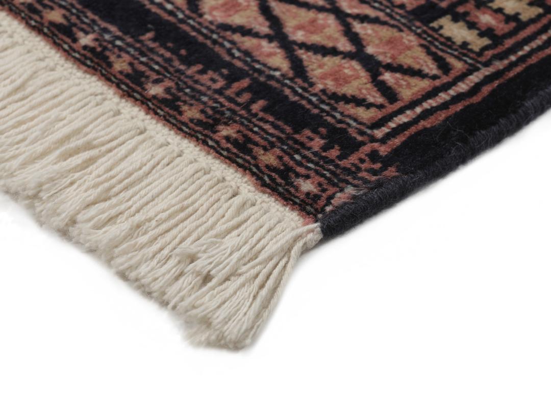 Handgeknoopt Pakistan Bokhara 2ply tapijt in donkerblauwe en rode tinten.