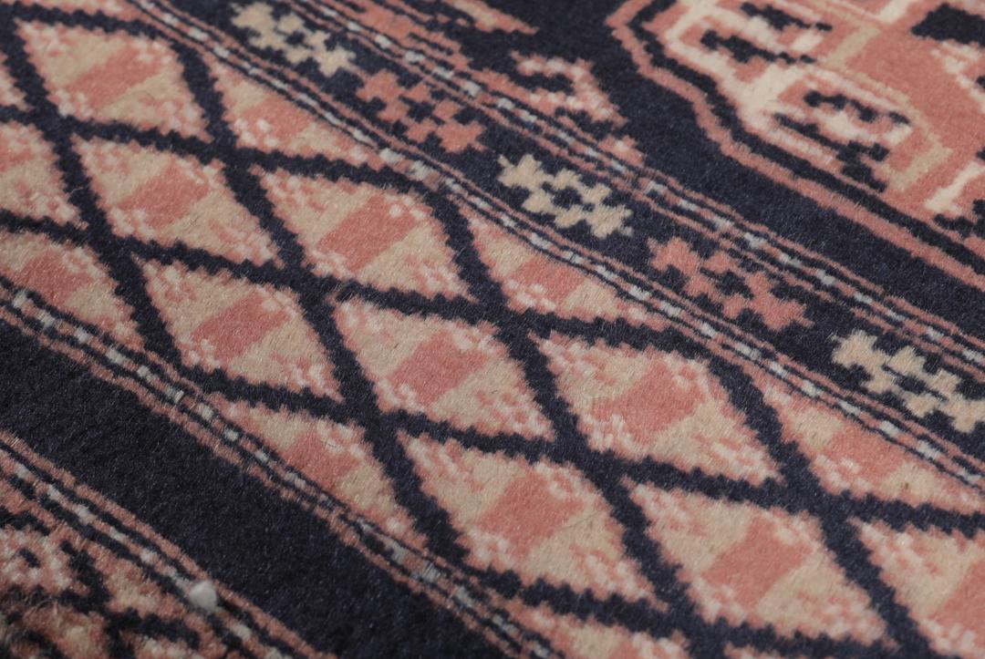 Handgeknoopt Pakistan Bokhara 2ply tapijt in donkerblauwe en rode tinten.