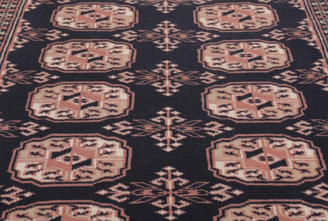 Handgeknoopt Pakistan Bokhara 2ply tapijt in donkerblauwe en rode tinten.