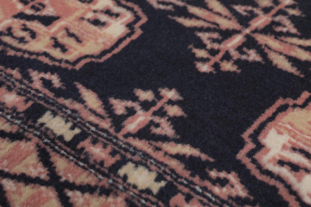 Handgeknoopt Pakistan Bokhara 2ply tapijt in donkerblauwe en rode tinten.