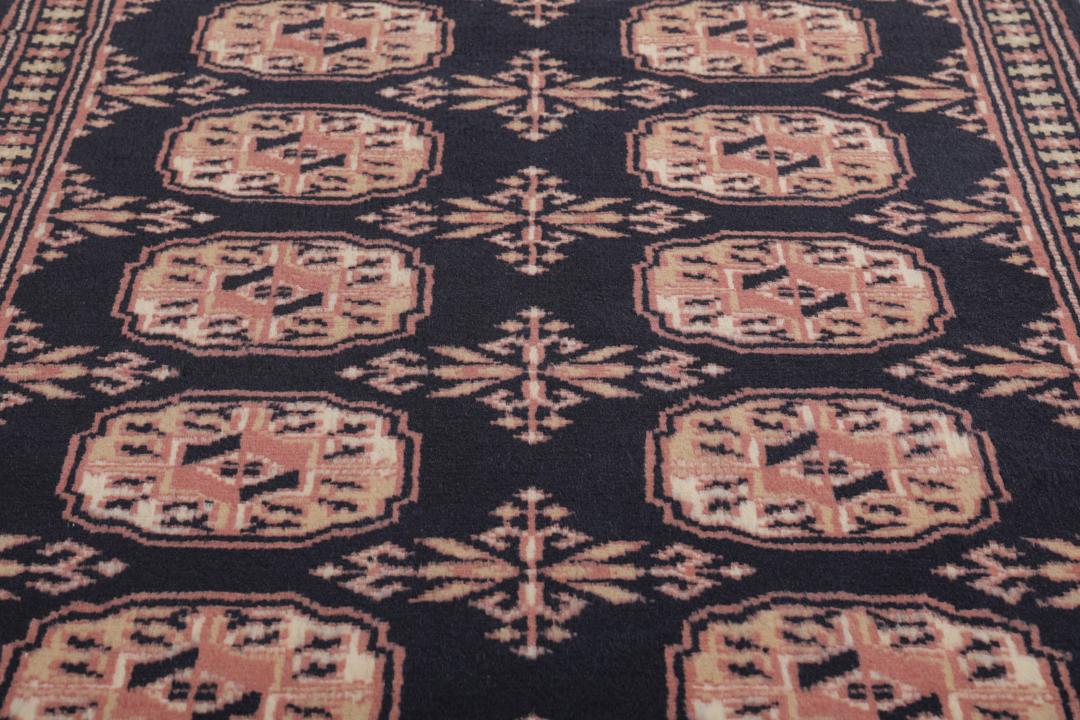 Handgeknoopt Pakistan Bokhara 2ply tapijt in donkerblauwe en rode tinten.