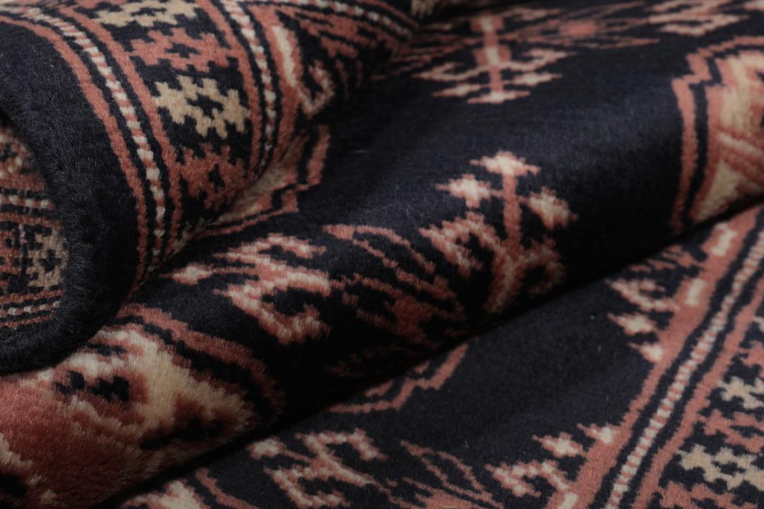 Handgeknoopt Pakistan Bokhara 2ply tapijt in donkerblauwe en rode tinten.