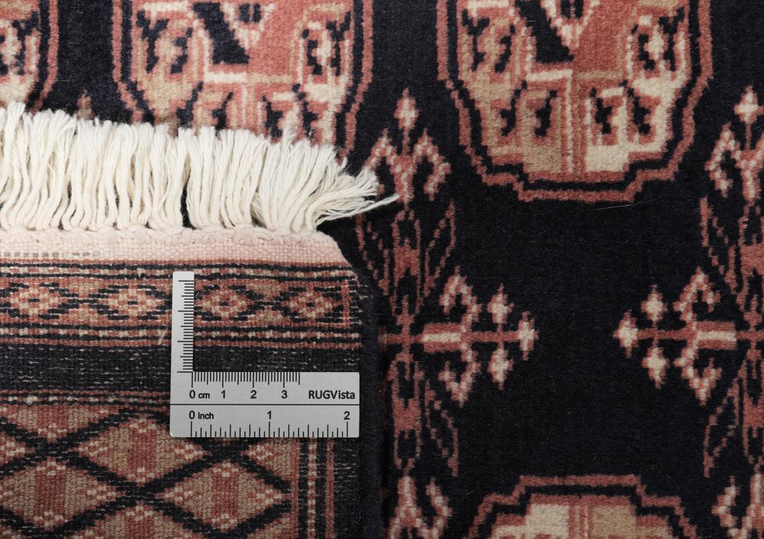 Handgeknoopt Pakistan Bokhara 2ply tapijt in donkerblauwe en rode tinten.