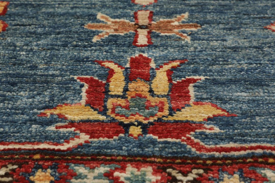 Covor Kazak afgan înnodat manual cu un câmp albastru și motive geometrice complexe
