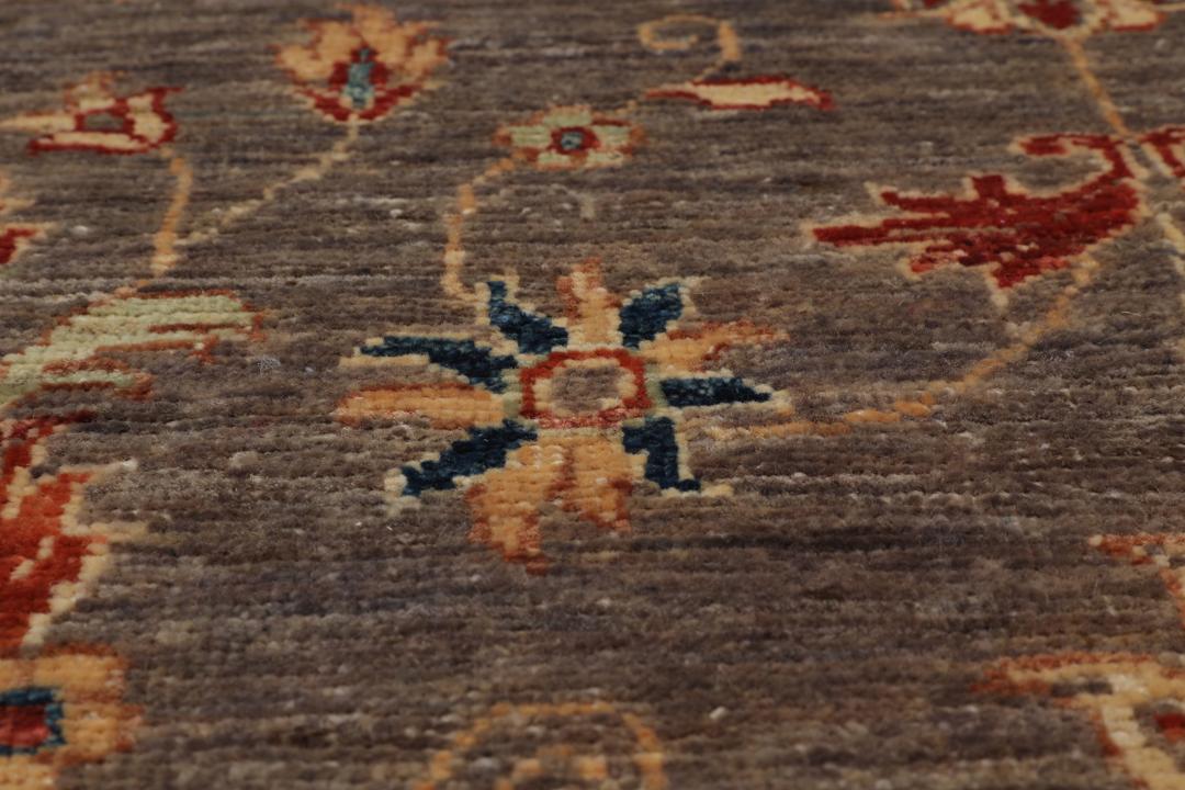 Covor afgan înnodat manual cu motive florale în nuanțe de gri și bej