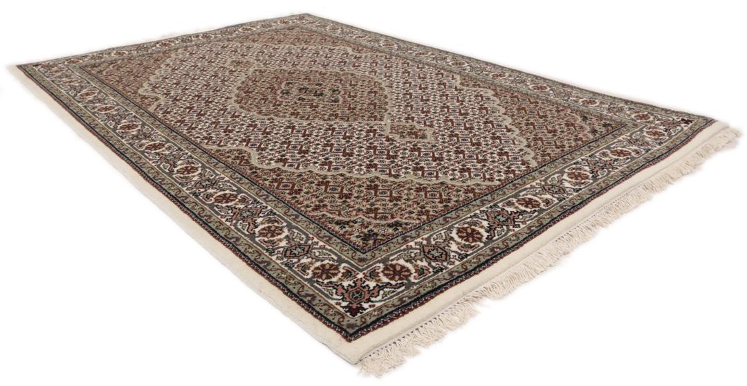Un tapis Tabriz noué à la main provenant d'Inde avec un motif de médaillon floral multicolore