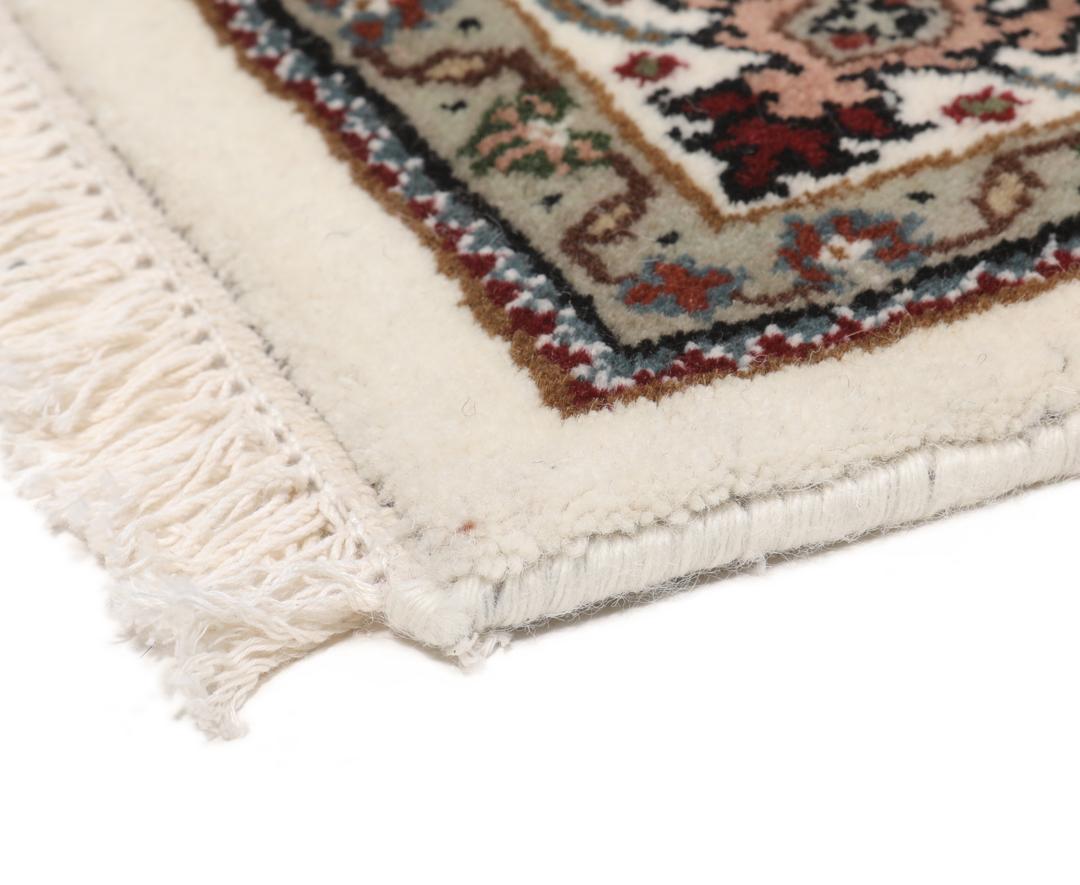 Un tapis Tabriz noué à la main provenant d'Inde avec un motif de médaillon floral multicolore
