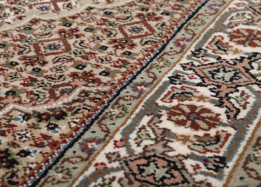 Un tapis Tabriz noué à la main provenant d'Inde avec un motif de médaillon floral multicolore