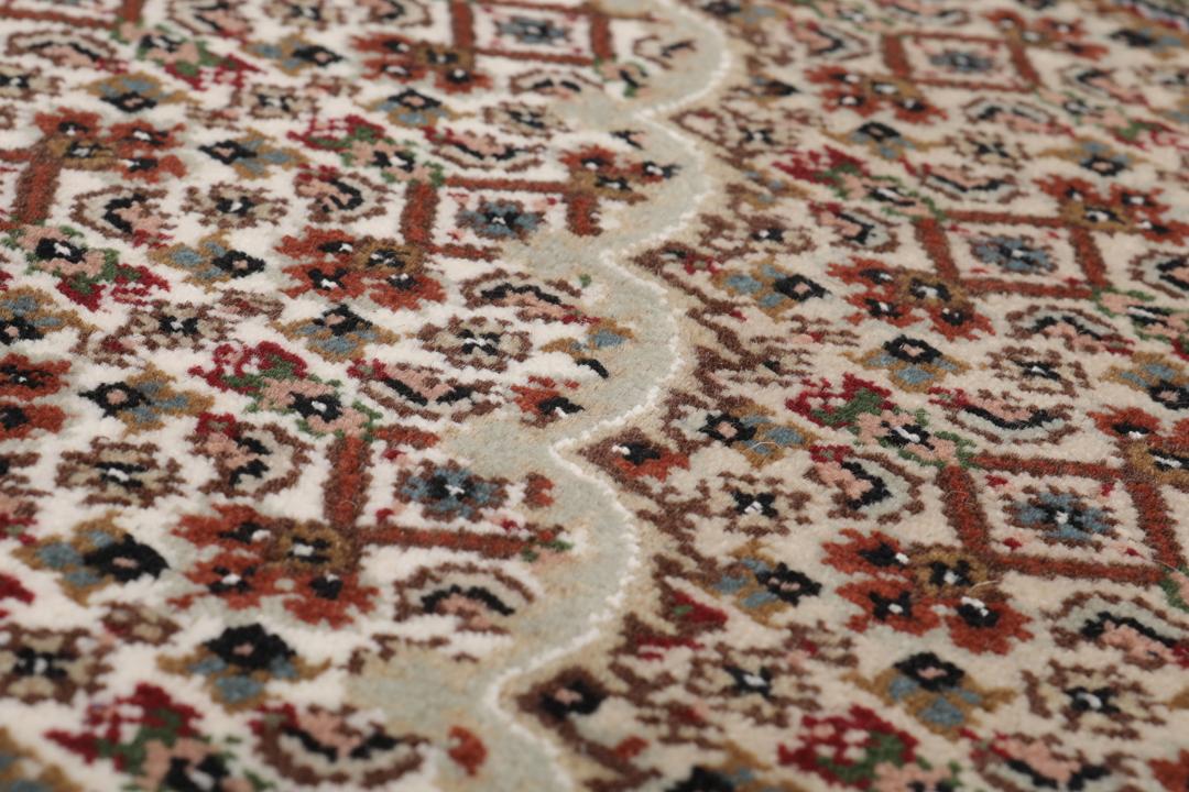 Un tapis Tabriz noué à la main provenant d'Inde avec un motif de médaillon floral multicolore