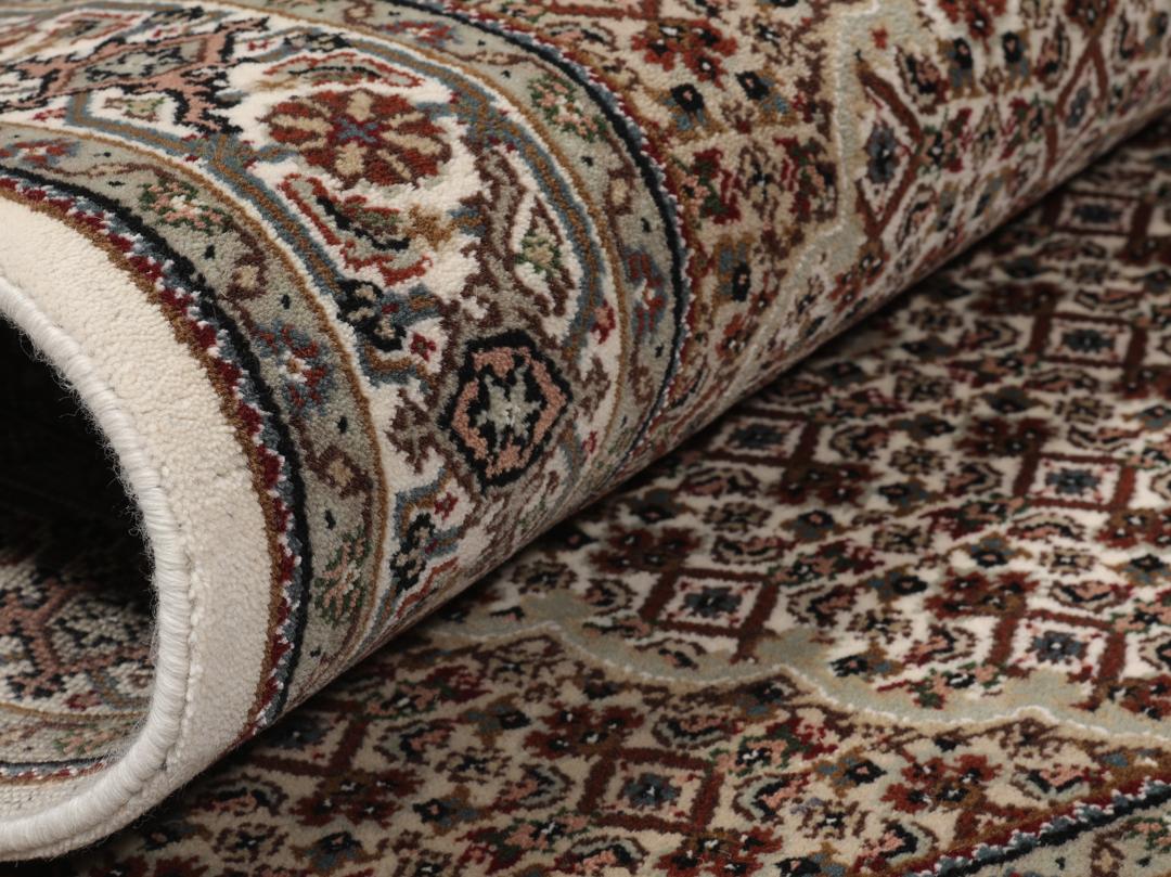 Un tapis Tabriz noué à la main provenant d'Inde avec un motif de médaillon floral multicolore