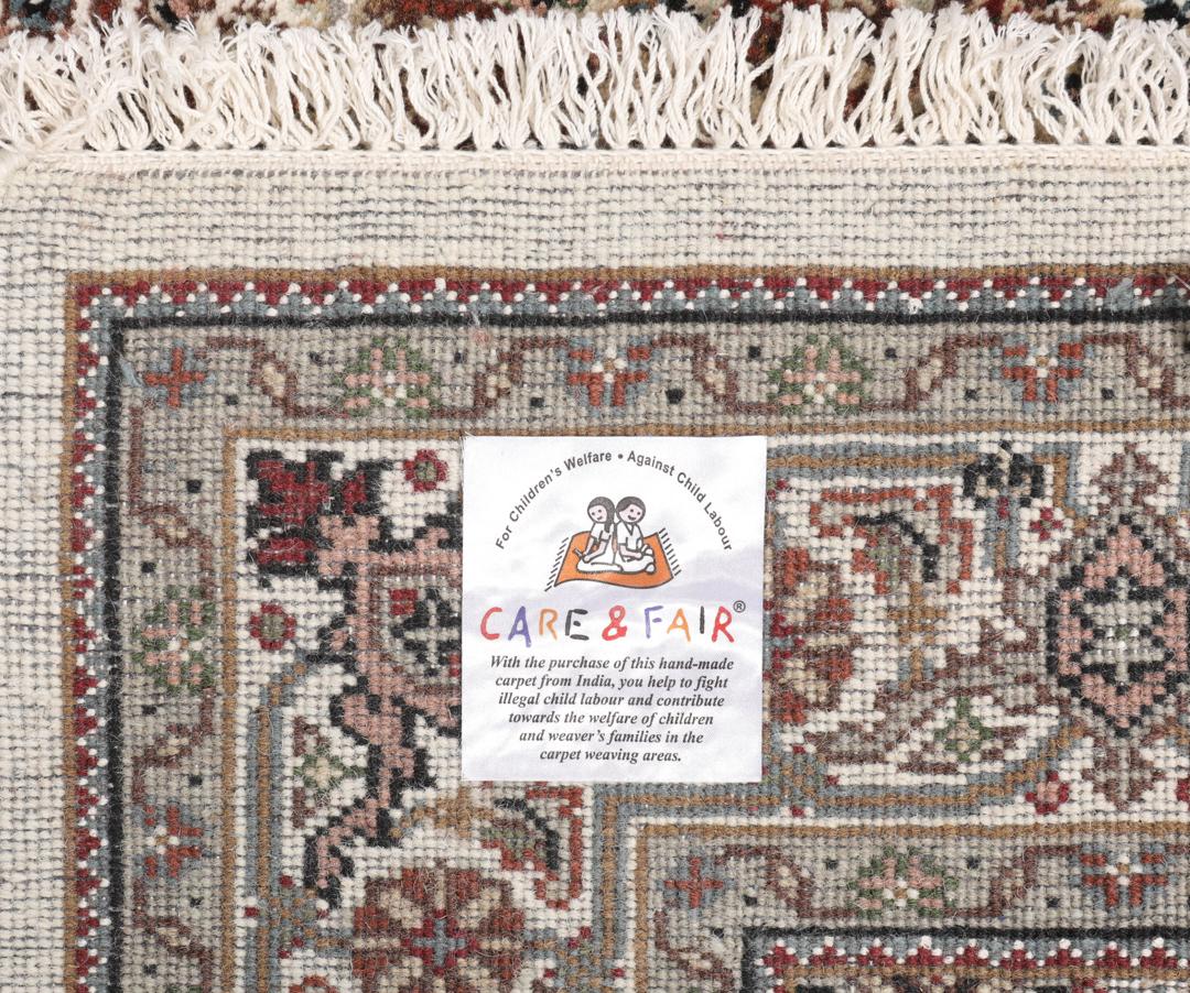 Un tapis Tabriz noué à la main provenant d'Inde avec un motif de médaillon floral multicolore