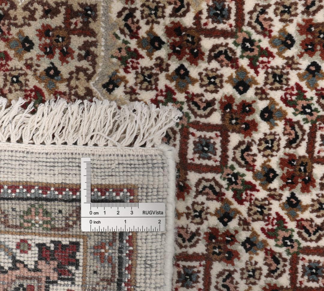 Un tapis Tabriz noué à la main provenant d'Inde avec un motif de médaillon floral multicolore