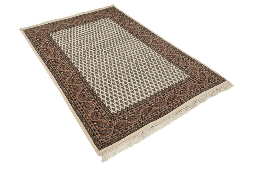 Een handgeknoopt Mir Indo-tapijt uit India met een beige veld en aardse bruine randen.