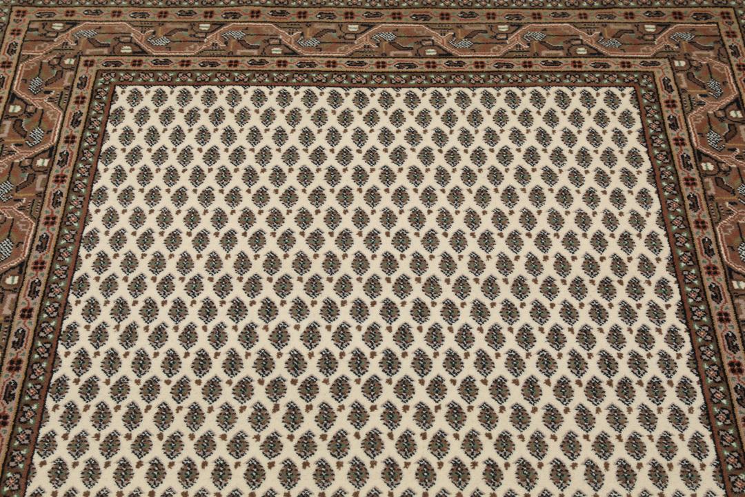 Een handgeknoopt Mir Indo-tapijt uit India met een beige veld en aardse bruine randen.