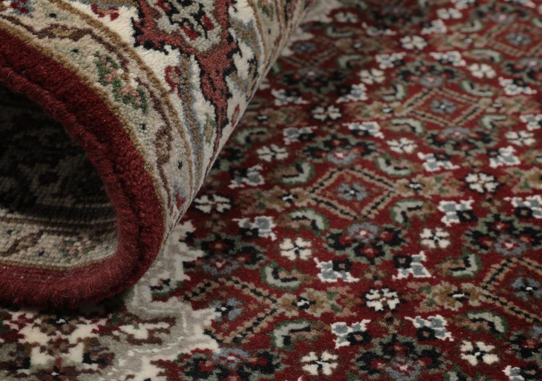 Ręcznie wiązany dywan Tabriz z Indii z centralnym medalionem w odcieniach czerwieni i beżu.