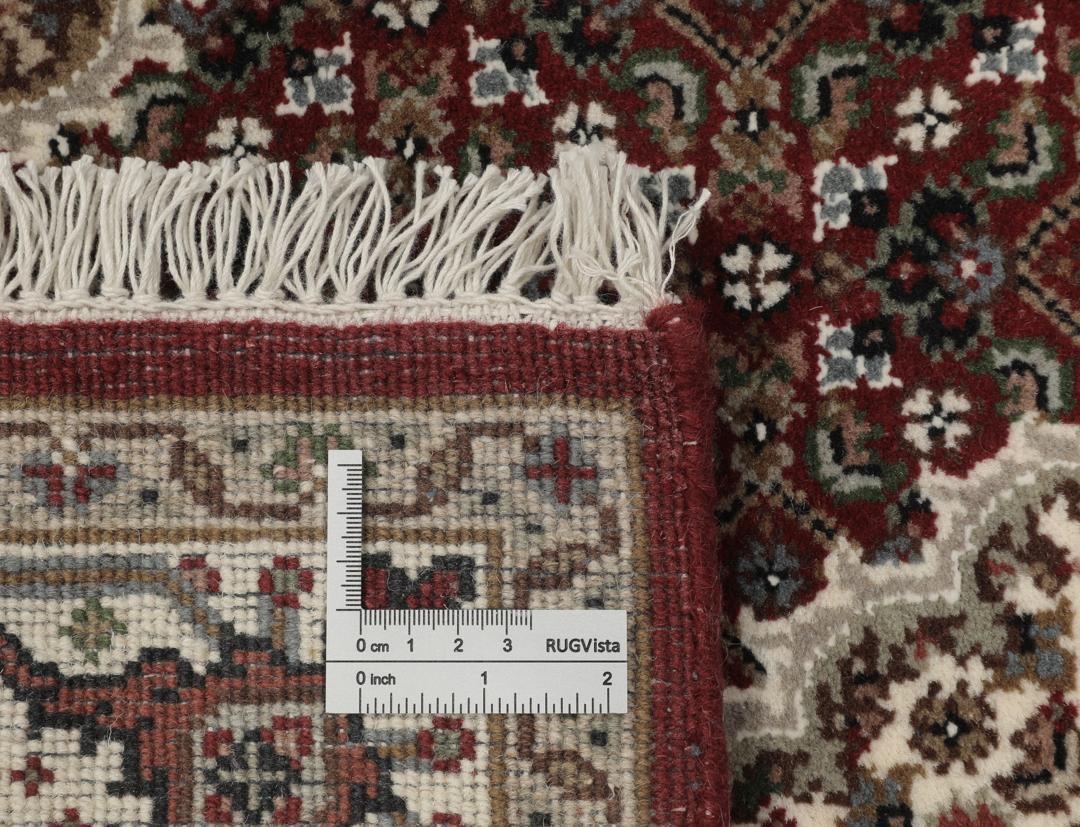 Ręcznie wiązany dywan Tabriz z Indii z centralnym medalionem w odcieniach czerwieni i beżu.