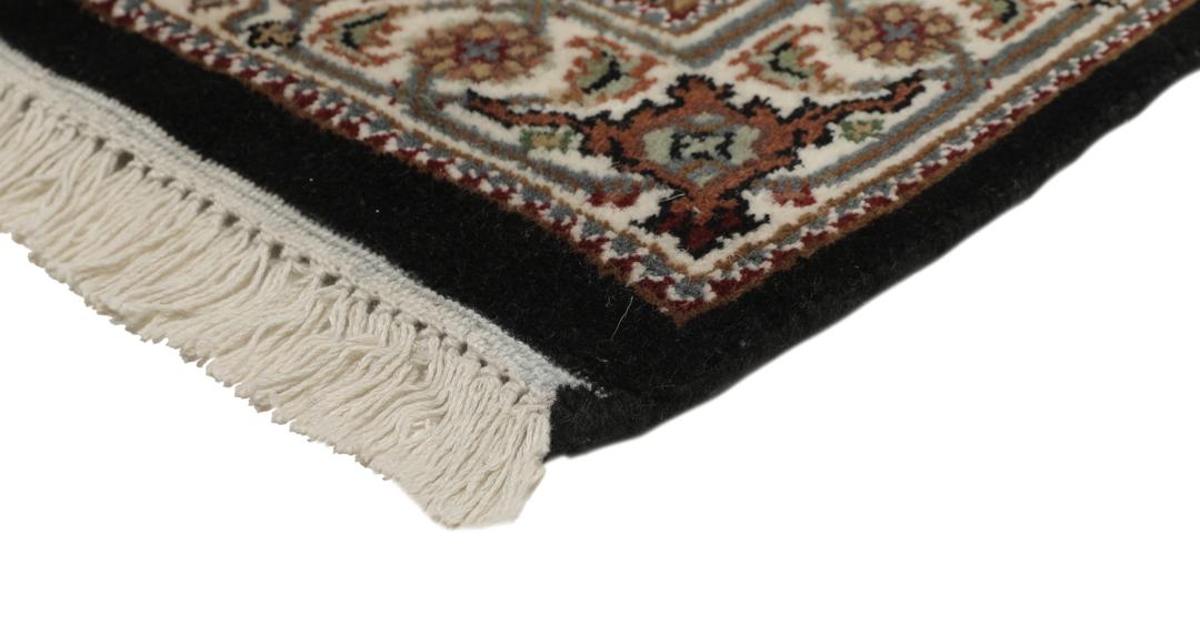 En håndknyttet brun Tabriz-løber med ornamenterede medaljonmønstre.