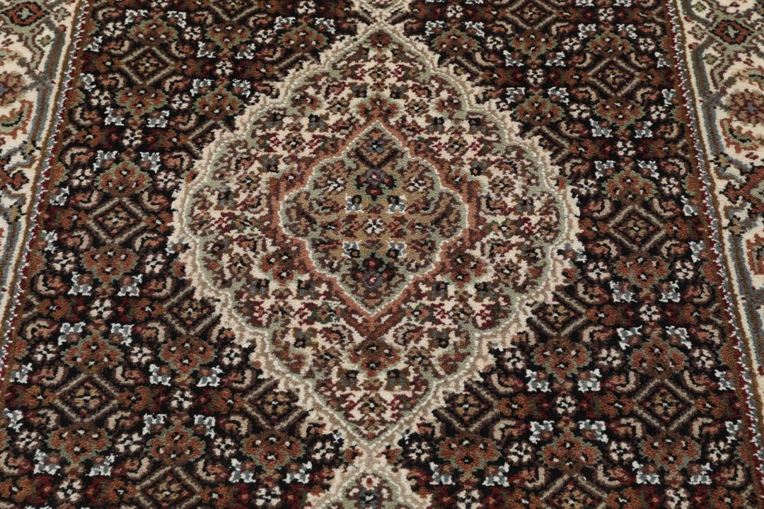 En håndknyttet brun Tabriz-løber med ornamenterede medaljonmønstre.