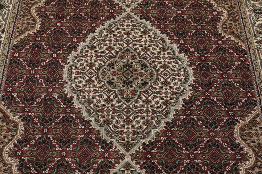 Ręcznie wiązany dywan Tabriz Royal z Indii w kolorach ciemnoczerwonym i beżowym.