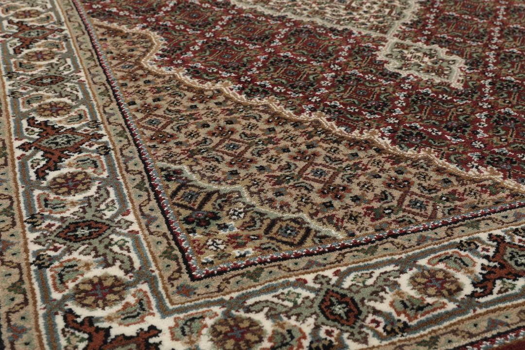 Ręcznie wiązany dywan Tabriz Royal z Indii w kolorach ciemnoczerwonym i beżowym.
