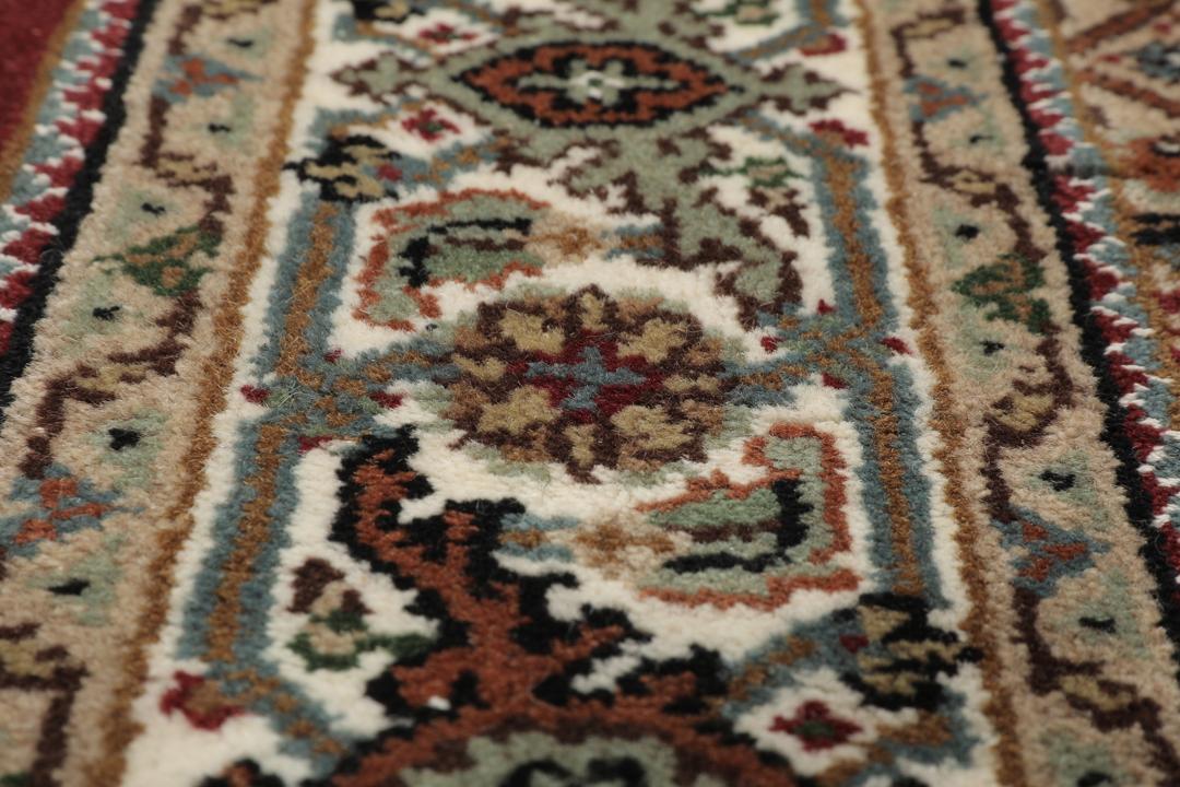 Ręcznie wiązany dywan Tabriz Royal z Indii w kolorach ciemnoczerwonym i beżowym.