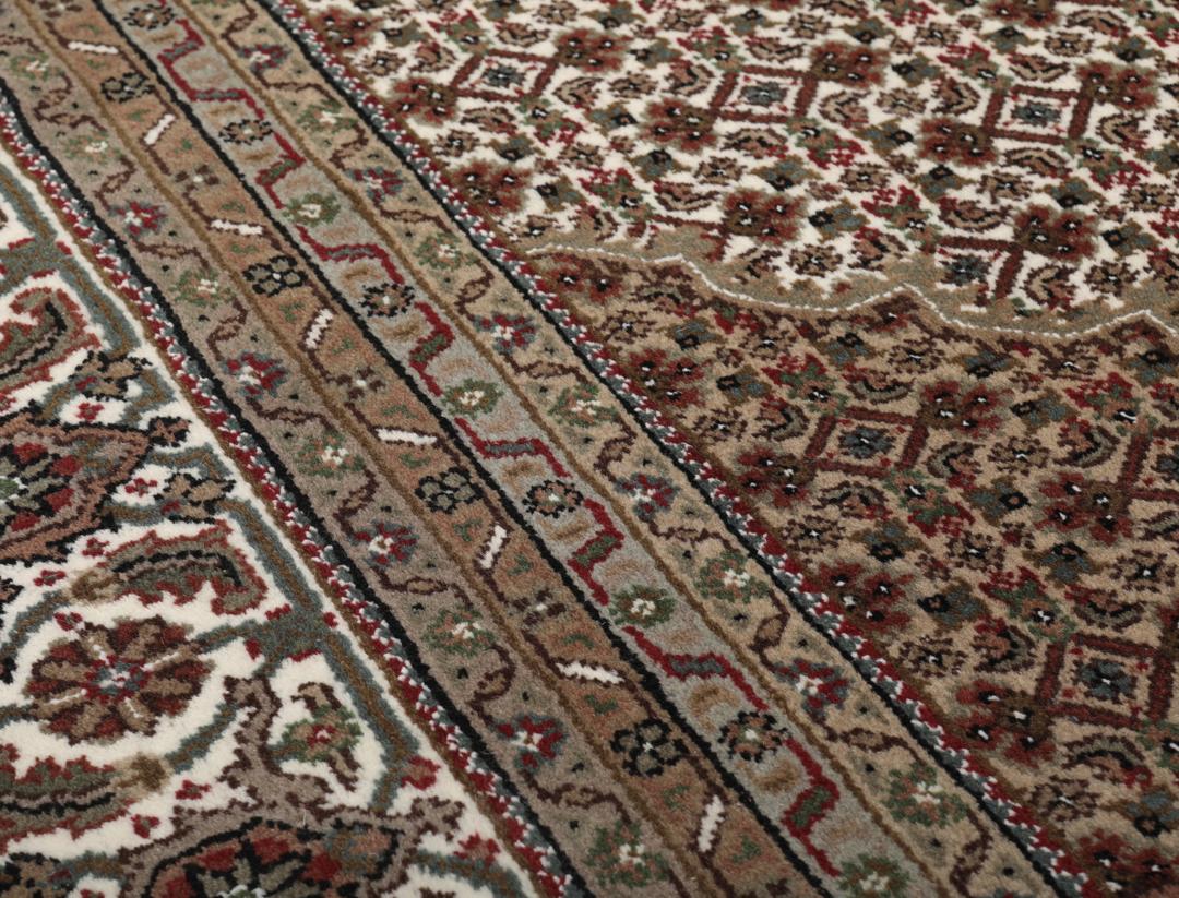 Ręcznie wiązany dywan Tabriz z Indii z brązowo-kremowym wzorem medalionu.