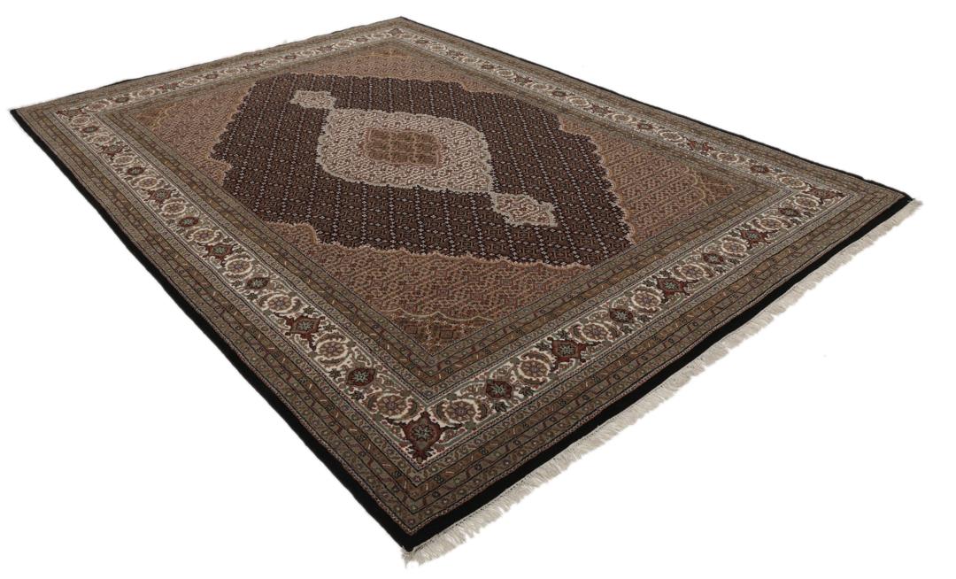 Et stort rektangulært Tabriz-tæppe med et medaljondesign i brune og beige nuancer, med oprindelse fra Indien.