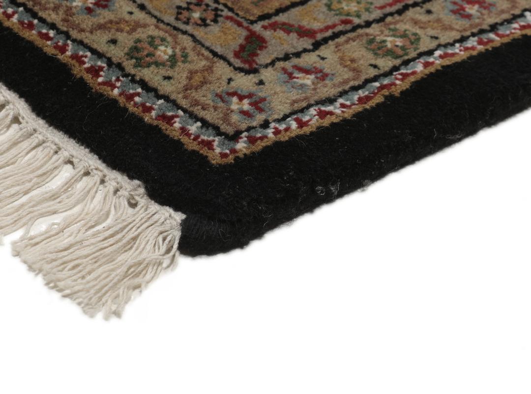 Et stort rektangulært Tabriz-tæppe med et medaljondesign i brune og beige nuancer, med oprindelse fra Indien.