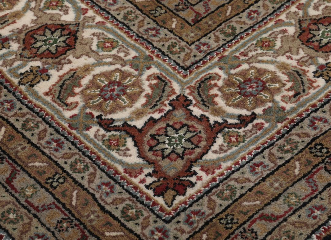 Et stort rektangulært Tabriz-tæppe med et medaljondesign i brune og beige nuancer, med oprindelse fra Indien.