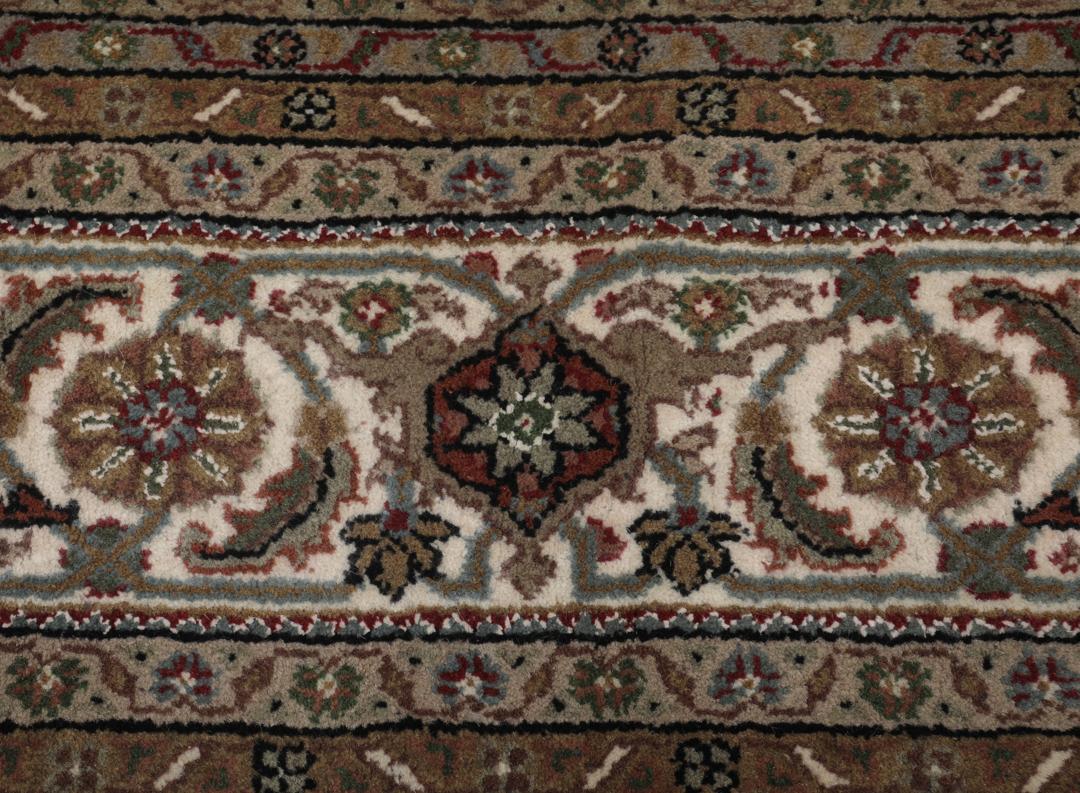 Et stort rektangulært Tabriz-tæppe med et medaljondesign i brune og beige nuancer, med oprindelse fra Indien.