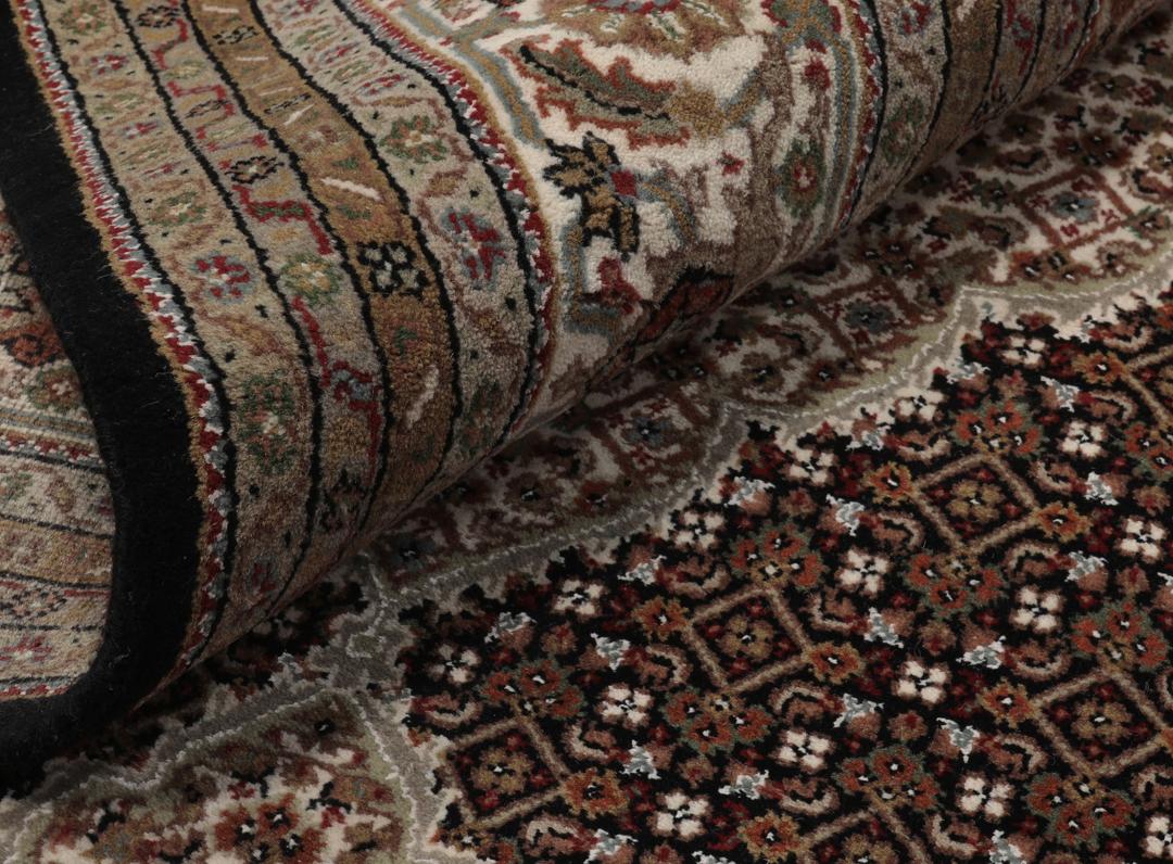 Et stort rektangulært Tabriz-tæppe med et medaljondesign i brune og beige nuancer, med oprindelse fra Indien.
